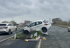 24 годишна шофьорка яхна мантинела край квартал Сарафово Зрелищна катастрофа предизвика задръстване