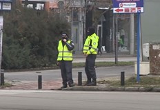 Пътна полиция ще глобява за пресичане с телефон и отнето