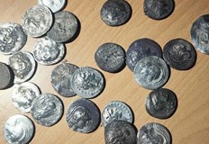 Антиките са били укрити в мъжки чорап под скоростния лостМитнически