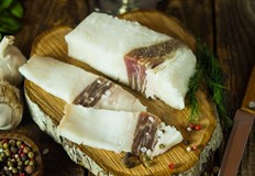 Сланината се завръща на трапезата с неподозирани ползи за здраветоСланината