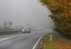 Мокри настилки в повечето области гъста мъгла ограничава видимосттаПътните настилки