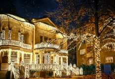 Запалват светлините на елхата пред храм паметника Св Александър Невски на