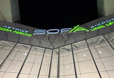 Четири полета са отменени други излитат със закъснениеСилен вятър причини