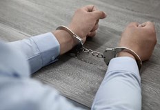 Служителят е поискал парите за да осигури безпроблемно преминаване на