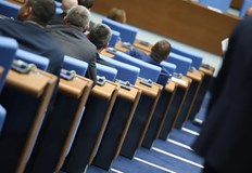 Депутатите гласуваха с 12 за и 5 против на извънредно