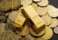 Среброто също поевтинява със спад от близо 2 5 Стойността на златото