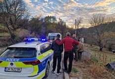 Товарен камион с дърва се удари в каменен дувар36 годишен мъж