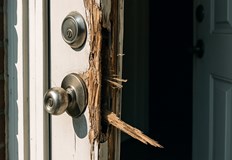 Стопанинът открил следи от взлом на няколко вратиСлужители на Районното