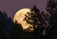 Луната е на рекордно близко разстояние до Земята и е