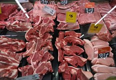 Властите в Гърция погнаха магазини за мнимо местно месо от