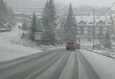 На места има заснежени участъци по пътните платна в област