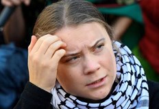 Шведската активистка участва в акция при която във водите на