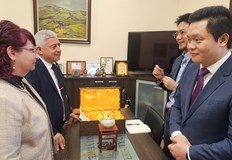 Технологичният гигант дари нефритена реликва за 80 годишнината на висшето училищеРъководствата