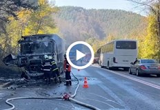 Образува се километрична тапа огънят обхвана и гораТежкотоварен автомобил се