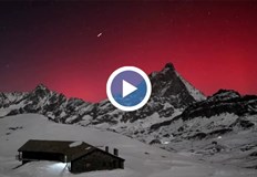 Рядко полярно сияние обгърна Матерхорн в червени светлиниРядко срещано Северно