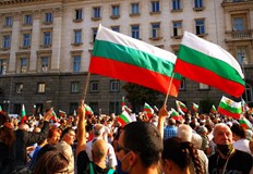 Протести на ВМРО и ПП ДБ заграждат парламента в ключов ден