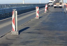 Започва монтажът на нови стълбове за осветление в платното към