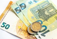 Минималната заплата става 620 евро а обезщетението за майчинство през