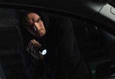 Извършителят е задигнал задните светлини на паркирана Хонда от улица