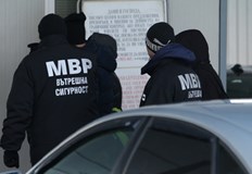 Служителите са задържани за корупцияДвама митнически служители са задържани на