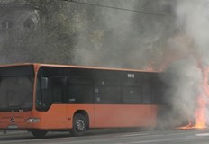 Шофьорът е евакуирал хората няма ранени при инцидентаАвтобус изгоря напълно