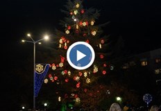 30 метровата секвоя грейна със 160 топки и хиляди светлини а