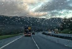 Мокри настилки и ограничения на Дунав мост изискват повишено внимание