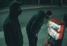 Младите мъже разбили вендинг машини за играчки на две централни