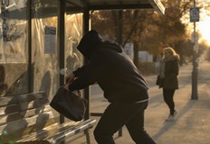 Младеж грабнал чантата на жената и избягал Служители на Първо