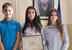 Полицията награди седмокласничката от Пловдив за доблестната постъпкаДиректорът на ОДМВР