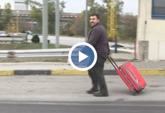 Пешеходци с куфари и влак – как пътуващите заобикалят затварянето