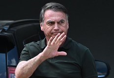 Бившият президент разтопил електронната си гривна с поялник заради параноя