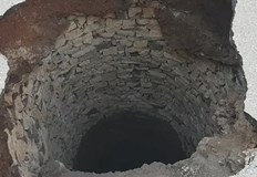 Огнеборците слязоха в дълбоката яма за да извадят невредимо 15 килограмовото