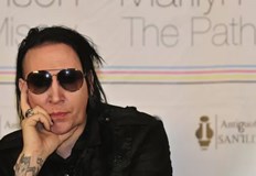 Към провокативния артист се присъединяват Sex Pistols Last Train и