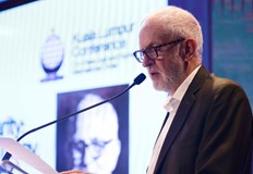 Формацията търси място в лявото пространство на фона на вътрешни