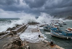 Училища затвориха врати властите предупреждават за наводнения и градушкиГръцката Гражданска