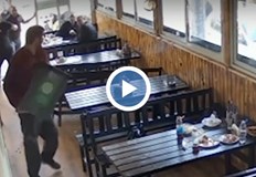 Видеозапис показва как мъжът чупи чинии и преобръща пейкиМъж беше