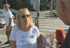 Майката обаче остава в палатката си пред парламента в БелградДияна