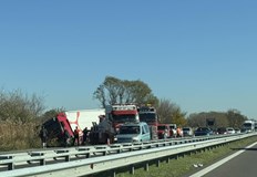 Полицията регулира движението при 80 ти километър в посока СофияДвижението при