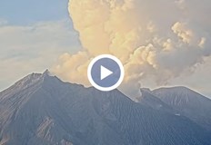 Вулканът е изхвърлил пепел на височина 4 4 километраЕдин от