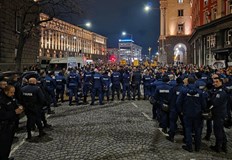Демонстранти хвърляха бомбички и бутилки по кордона пред Народното събрание