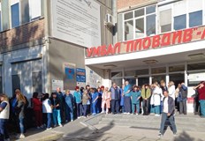 Лекарите бранят стария си директор настояват за отговор от здравния