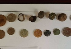 Криминалисти иззеха над 30 старинни предмета от частен дом в