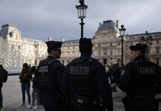 Крадците от бедните квартали на Париж изпуснаха най ценната корона при