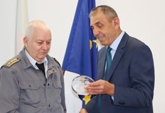 Директорът на РИОСВ Русе награди началника на пожарната в