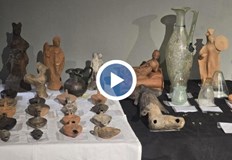 Сред находките блестят стъклена кана с лъвска глава и златни
