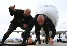 Всеки от атлетите изтегли машината на 25 метраДвама български тежкоатлети