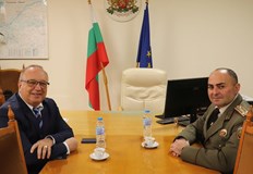 Отличието беше връчено от Генерал Деян Дешков Командирът на Военно