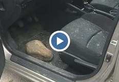 Шофьор оцеля по чудо след като камък проби предното му