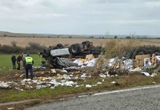 Шофьор остана затиснат в преобърнат камион край МасларевоТри души пострадаха